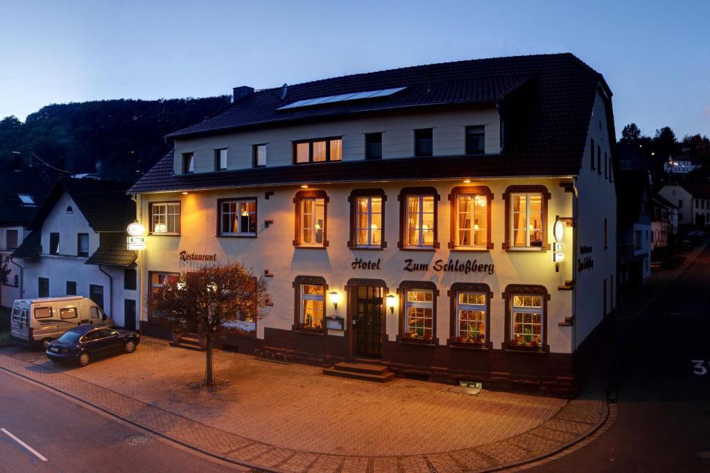 Hotel Restaurant Zum Schlossberg Wadern Екстер'єр фото